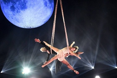 Choáng khi chứng kiến Pink và con gái 9 tuổi đu dây, nhào lộn trên không