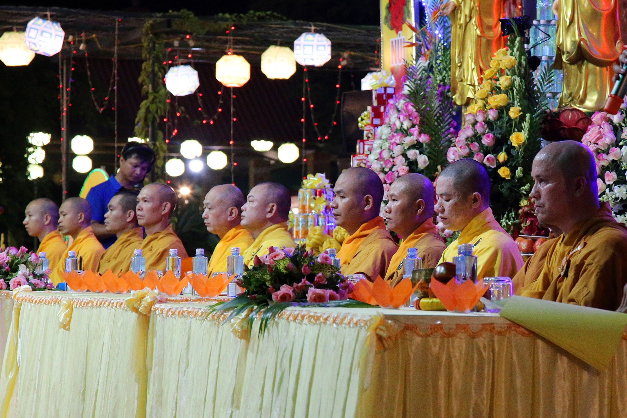 Phật tử đeo khẩu trang làm lễ Vu lan báo hiếu tại chùa Ninh Tảo - 5 Phật tử đeo khẩu trang làm lễ Vu lan báo hiếu tại chùa Ninh Tảo - 5