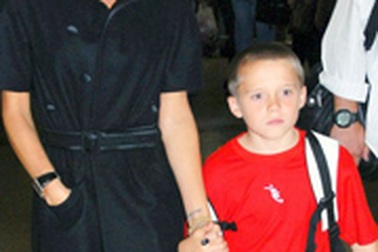 Cậu cả nhà Beckham có hành động quá khích khi bảo vệ mẹ