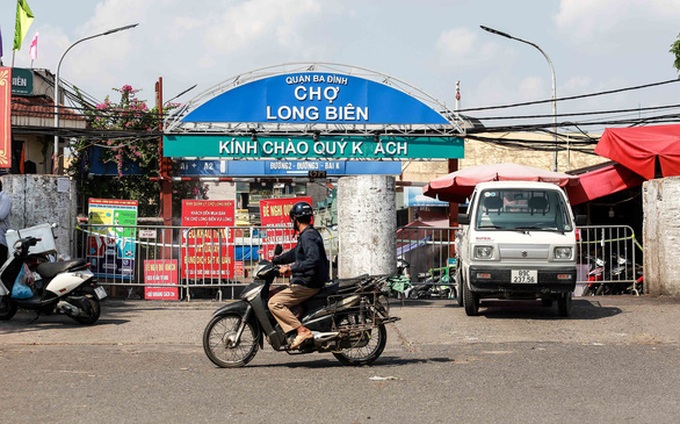 Chợ đầu mối thứ 4 dừng hoạt động, Hà Nội đảm bảo cung ứng đủ hàng hóa - Ảnh 1.