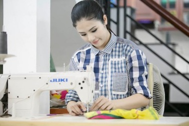 Thú vị xem hoa hậu Ngọc Hân tự may áo dài