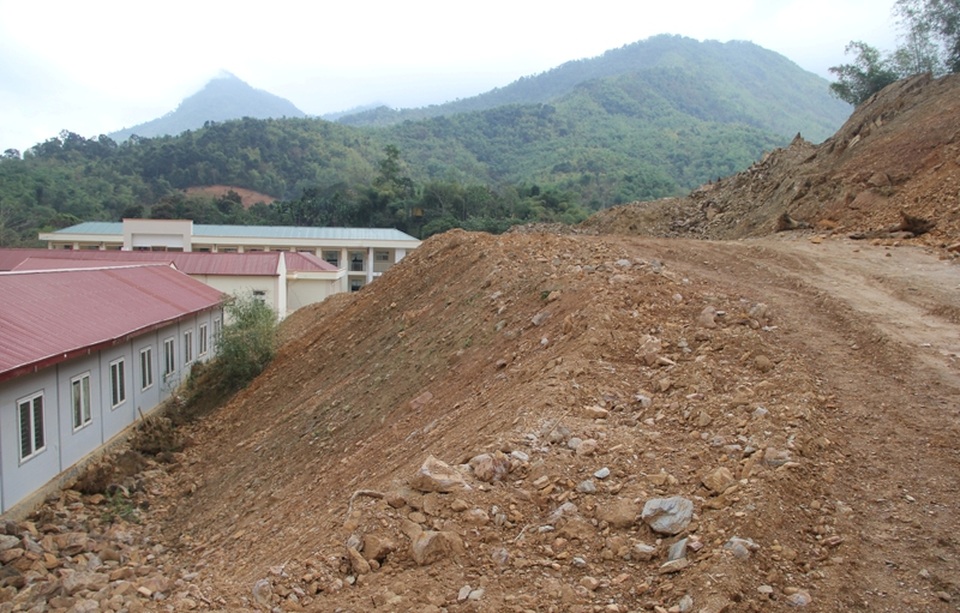 Khẩn trương khắc phục nguy cơ quả đồi sắp đổ xuống trường học, công sở - 3 Khẩn trương khắc phục nguy cơ quả đồi sắp đổ xuống trường học, công sở - 3