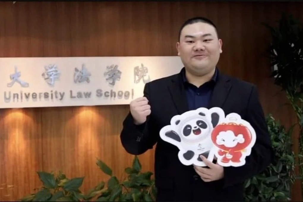 Làm bảo vệ 10 năm ở trường đại học, người đàn ông trở thành luật sư - 2 Làm bảo vệ 10 năm ở trường đại học, người đàn ông trở thành luật sư - 2