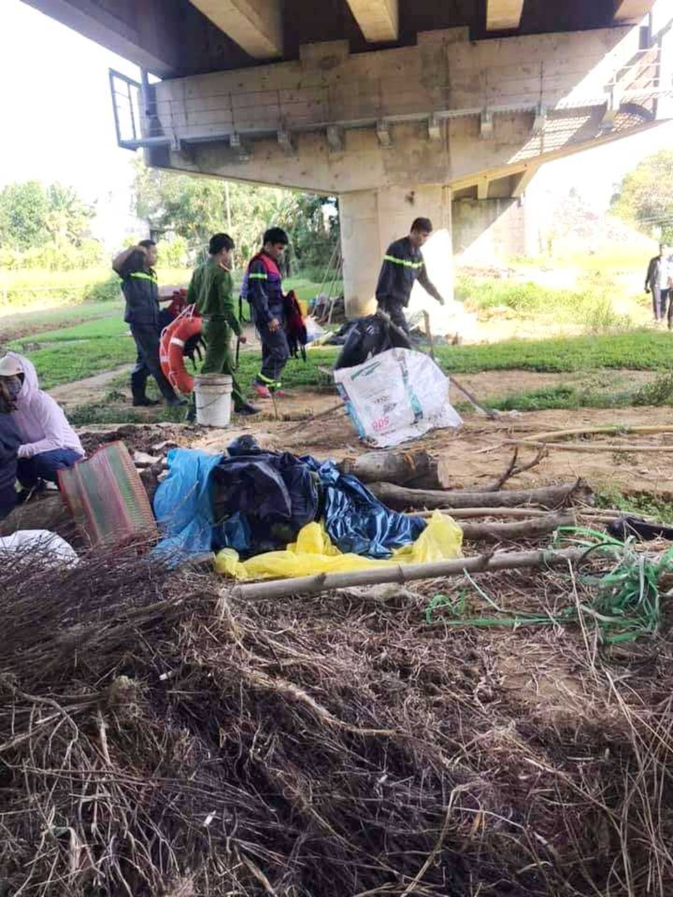 Tên cướp nhảy sông đuối nước sau khi cướp 2 tiệm vàng - 3 Tên cướp nhảy sông đuối nước sau khi cướp 2 tiệm vàng - 3