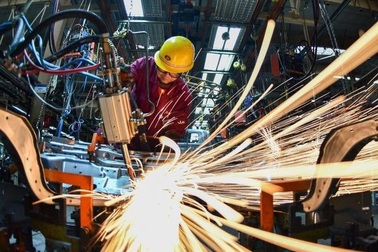 Sản xuất toàn cầu "căng như dây đàn" vì thiếu cung và chi phí tăng vọt