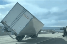 Gió mạnh thổi 45 xe tải lật nhào trên đường cao tốc Mỹ