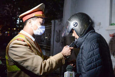 Uống 1 ly rượu với con rể, người đàn ông nhận "kết đắng"