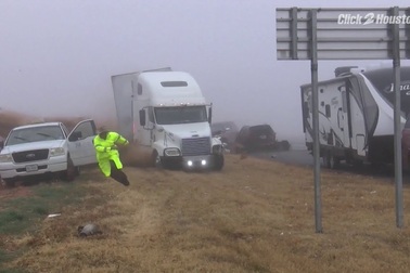 Kinh hoàng khoảnh khắc xe tải mất lái lật nhào trên cao tốc Mỹ