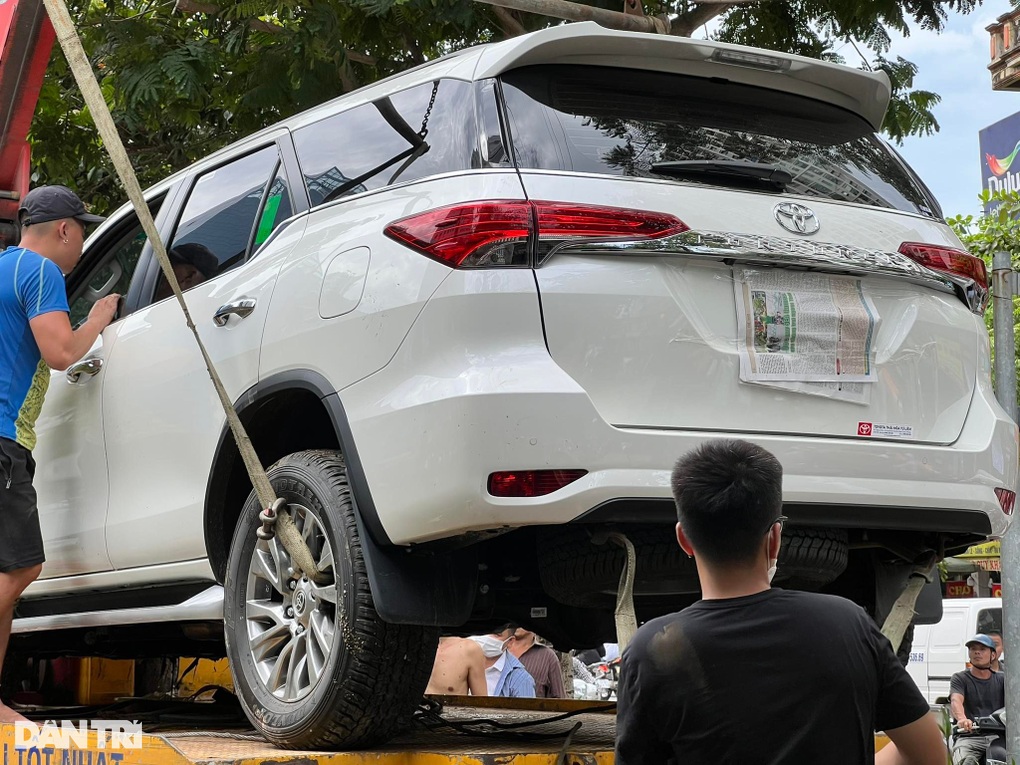 Tài xế nhầm chân ga, xe Fortuner lao xuống sông Kim Ngưu ở Hà Nội - 5 Tài xế nhầm chân ga, xe Fortuner lao xuống sông Kim Ngưu ở Hà Nội - 5