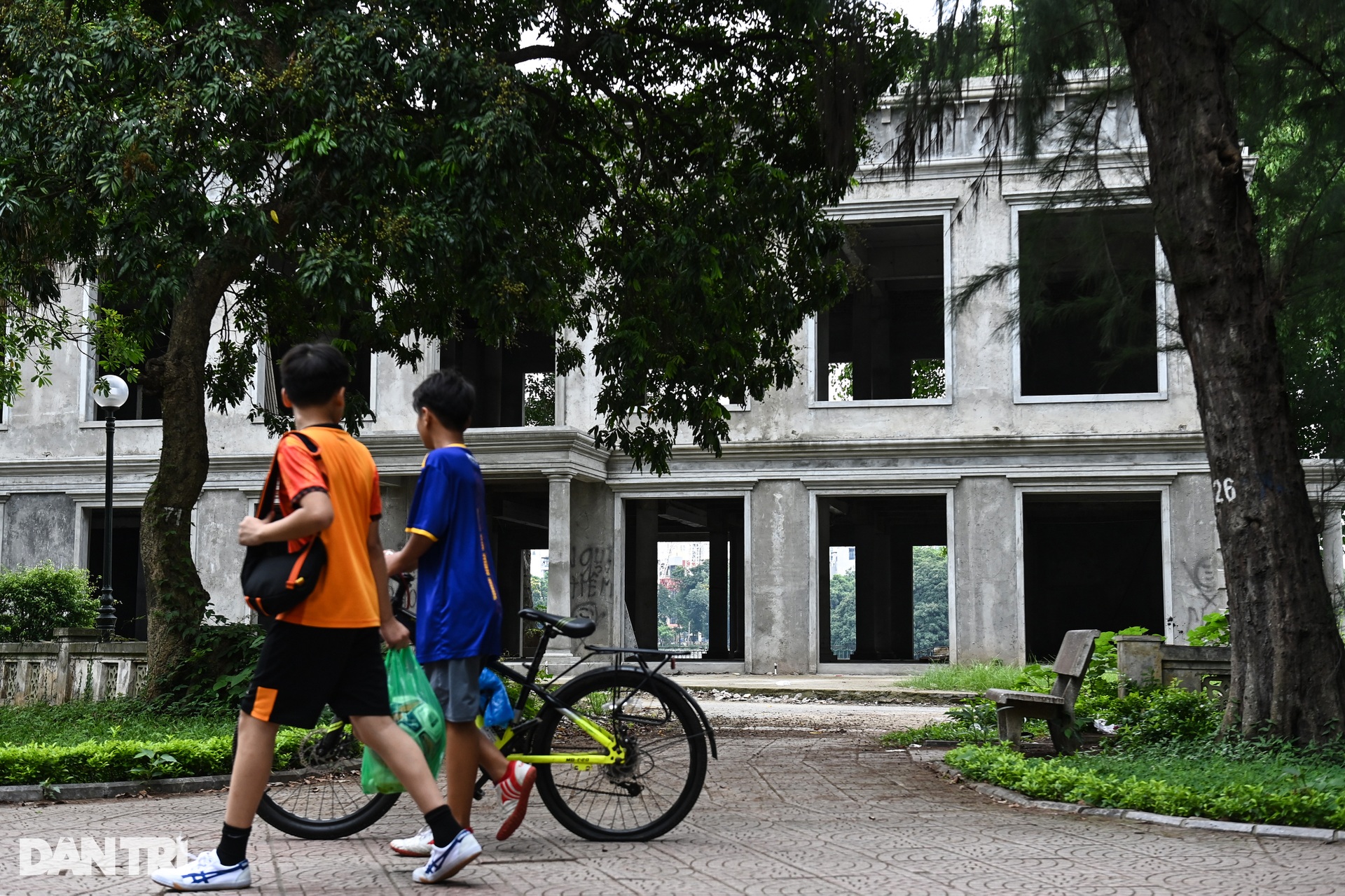 Xuất hiện ổ kim tiêm, bãi phóng uế giữa công viên lớn nhất Hà Nội - 9 Xuất hiện ổ kim tiêm, bãi phóng uế giữa công viên lớn nhất Hà Nội - 9