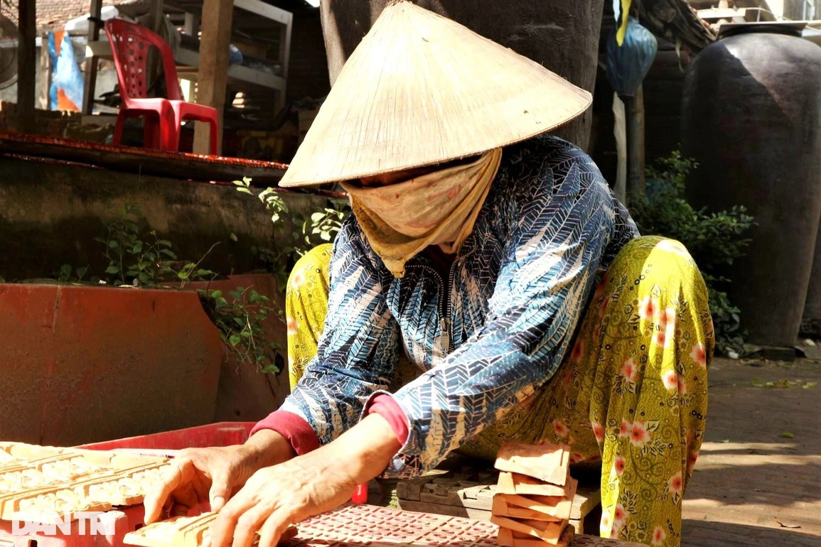 Nghề làm tượng Táo Quân tất bật vào mùa Tết ở làng gốm trăm tuổi - 4 Nghề làm tượng Táo Quân tất bật vào mùa Tết ở làng gốm trăm tuổi - 4