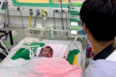 Bé trai 4 tuổi bị bỏng 90% cơ thể, nghi bị hàng xóm tạt xăng