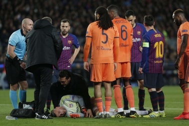 Va chạm mạnh với Coutinho, thủ môn Lyon mất trí nhớ tạm thời