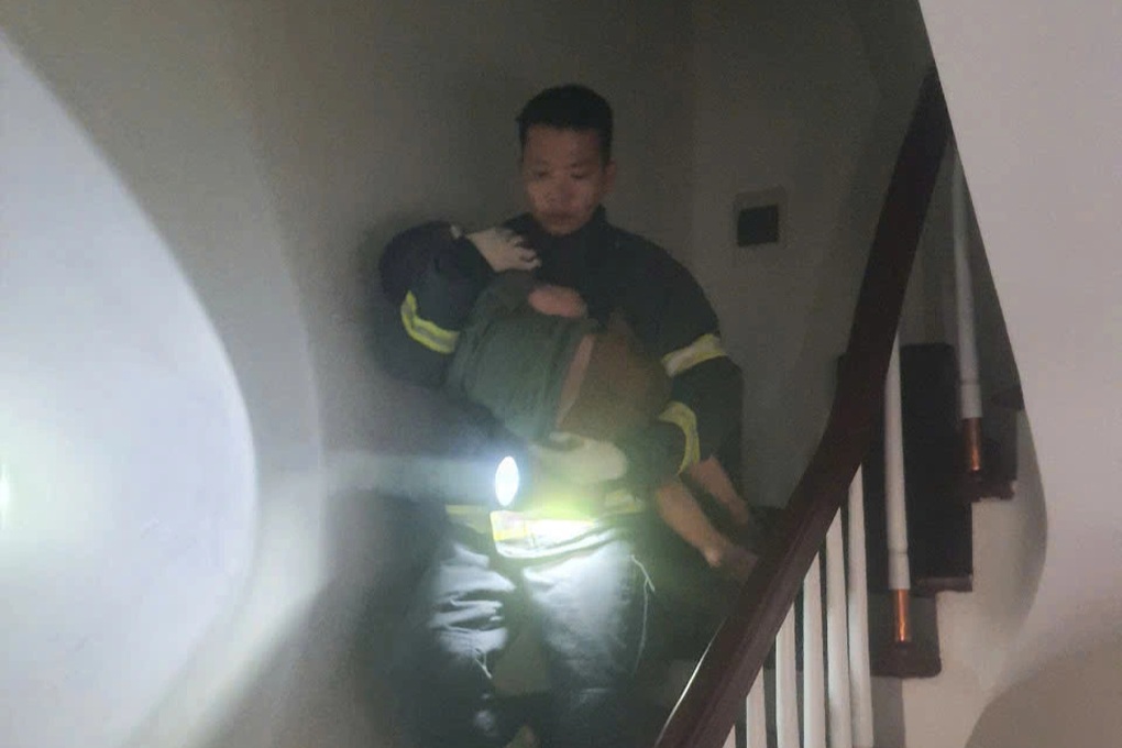 Cháy nhà 5 tầng lúc nửa đêm ở Hà Nội, cảnh sát hướng dẫn 7 người thoát nạn - 1 Cháy nhà 5 tầng lúc nửa đêm ở Hà Nội, cảnh sát hướng dẫn 7 người thoát nạn - 1
