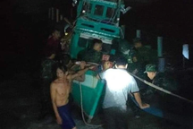 Sóng lớn đánh chìm 6 tàu thuyền neo đậu ở Phú Quốc