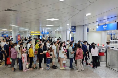 "Rồng rắn" xếp hàng đi chơi lễ tại ga tàu điện ngầm TPHCM