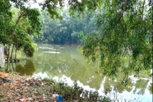 Hai bé gái tử vong dưới ao khi được gửi tại một phòng trọ