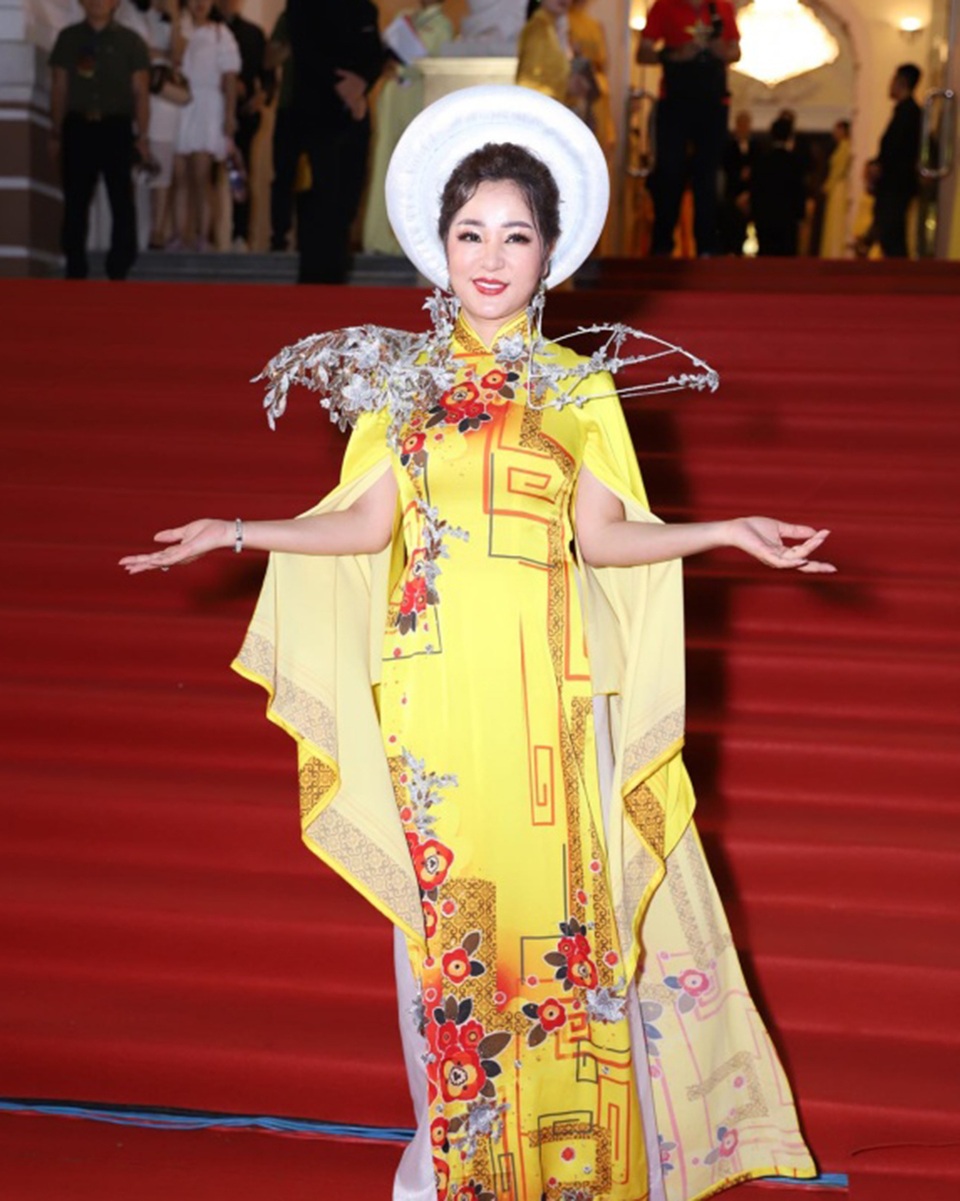 Chi Bảo sánh đôi cùng bạn gái Thùy Chang trên thảm đỏ sau ồn ào vợ mới - vợ cũ - 4 Chi Bảo sánh đôi cùng bạn gái Thùy Chang trên thảm đỏ sau ồn ào vợ mới - vợ cũ - 4