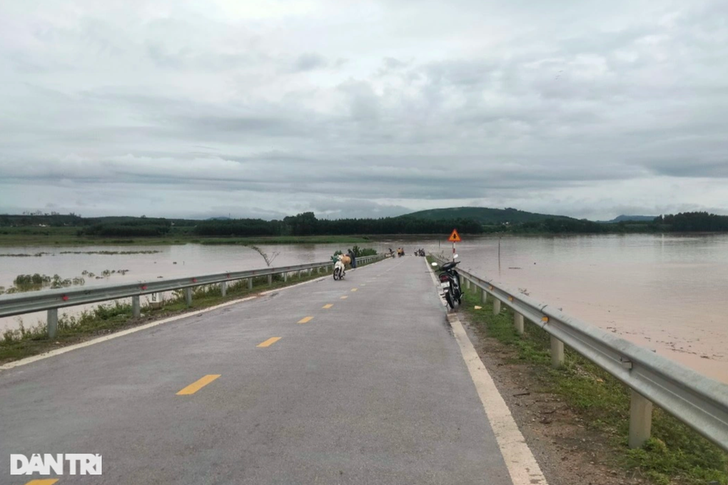 Hồ thủy lợi lớn nhất Nghệ An xả tràn - 3 Hồ thủy lợi lớn nhất Nghệ An xả tràn - 3
