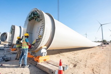 Cận cảnh những thiết bị "khổng lồ" thi công điện gió ở Việt Nam