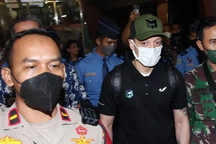 Mesut Ozil tạo nên cơn sốt cực lớn khi tới Indonesia