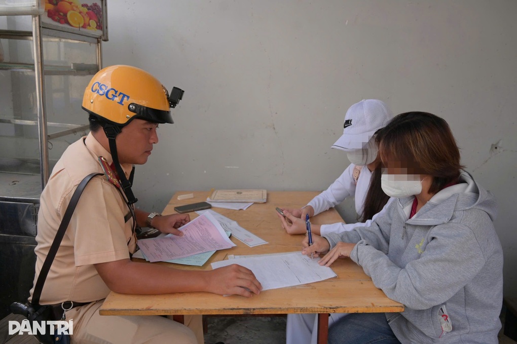 Xử phạt nhiều học sinh chạy xe không đội mũ bảo hiểm ở TPHCM - 3