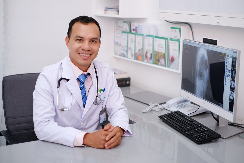 Bác sĩ Vũ Trường Sơn và khát vọng lập Khoa Truyền nhiễm ngăn dịch bệnh - 1 Bác sĩ Vũ Trường Sơn và khát vọng lập Khoa Truyền nhiễm ngăn dịch bệnh - 1