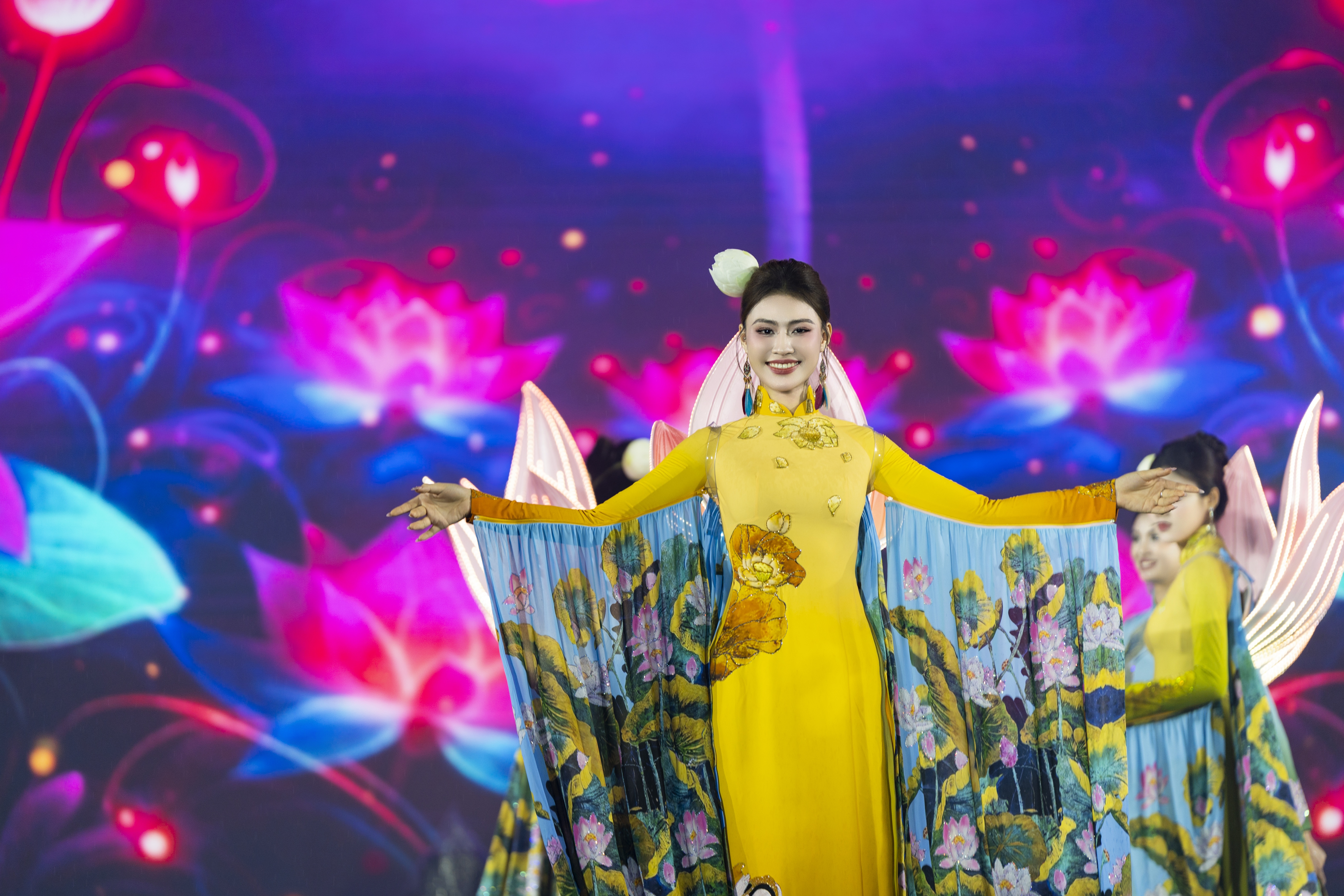Hoa hậu Hoàng Châu Anh thu hút với áo dài “cánh sen phát sáng” dưới mưa - 3 Hoa hậu Hoàng Châu Anh thu hút với áo dài “cánh sen phát sáng” dưới mưa - 3