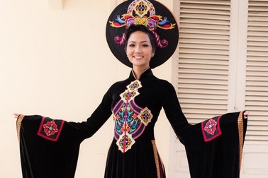 Hoa hậu H’hen Niê đại diện trao áo dài cho Bảo tàng Phụ nữ Nam Bộ