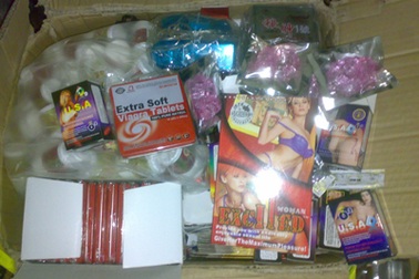 Bắt 2 xe chở dụng cụ kích dục và súng phát quang