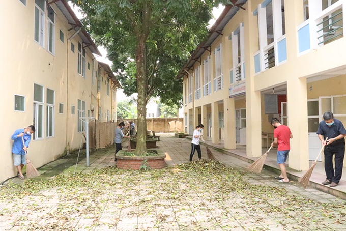 Cán bộ, giảng viên và sinh viên Cơ sở tham gia dọn dẹp vệ sinh sạch sẽ
