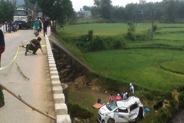 1 người tử vong, 5 người bị thương trong chiếc taxi bẹp dúm