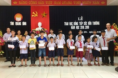 Quảng Bình: Trao 320 suất học bổng đến học sinh nghèo vượt khó