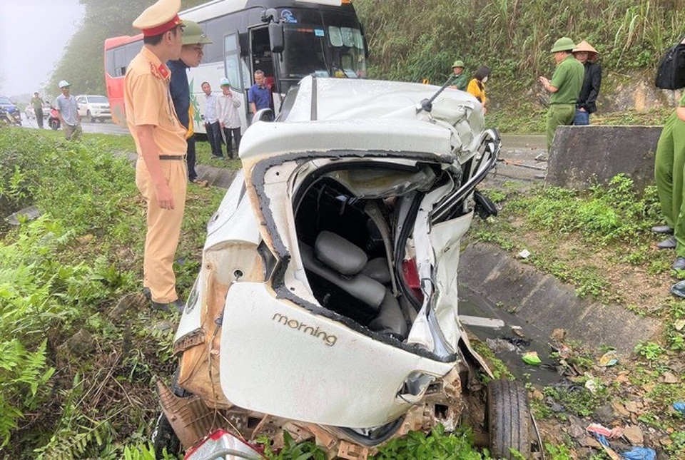Kia Morning bị vò nát sau tai nạn, 2 người tử vong - 1 Kia Morning bị vò nát sau tai nạn, 2 người tử vong - 1