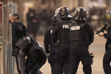 Cảnh sát Pháp bủa vây nhóm nghi phạm khủng bố