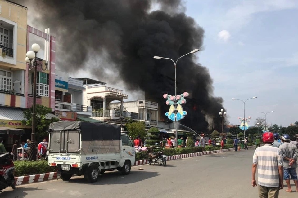4 căn nhà bị thiêu rụi ngày giáp Tết, 1 người tử vong - 2 4 căn nhà bị thiêu rụi ngày giáp Tết, 1 người tử vong - 2