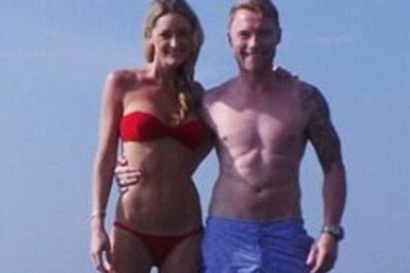 Ronan Keating khoe ảnh tình tứ cùng bạn gái 