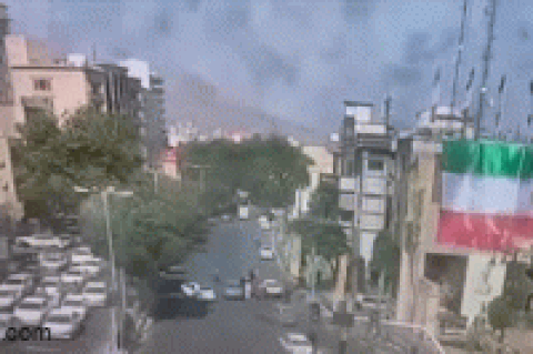 Khoảnh khắc chưa từng thấy: Bom Israel rơi trúng đám đông xe cộ ở Iran