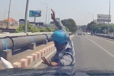 Clip ghi lại cảnh anh Lộc tạt đầu xe Mercedes và bị tông trúng