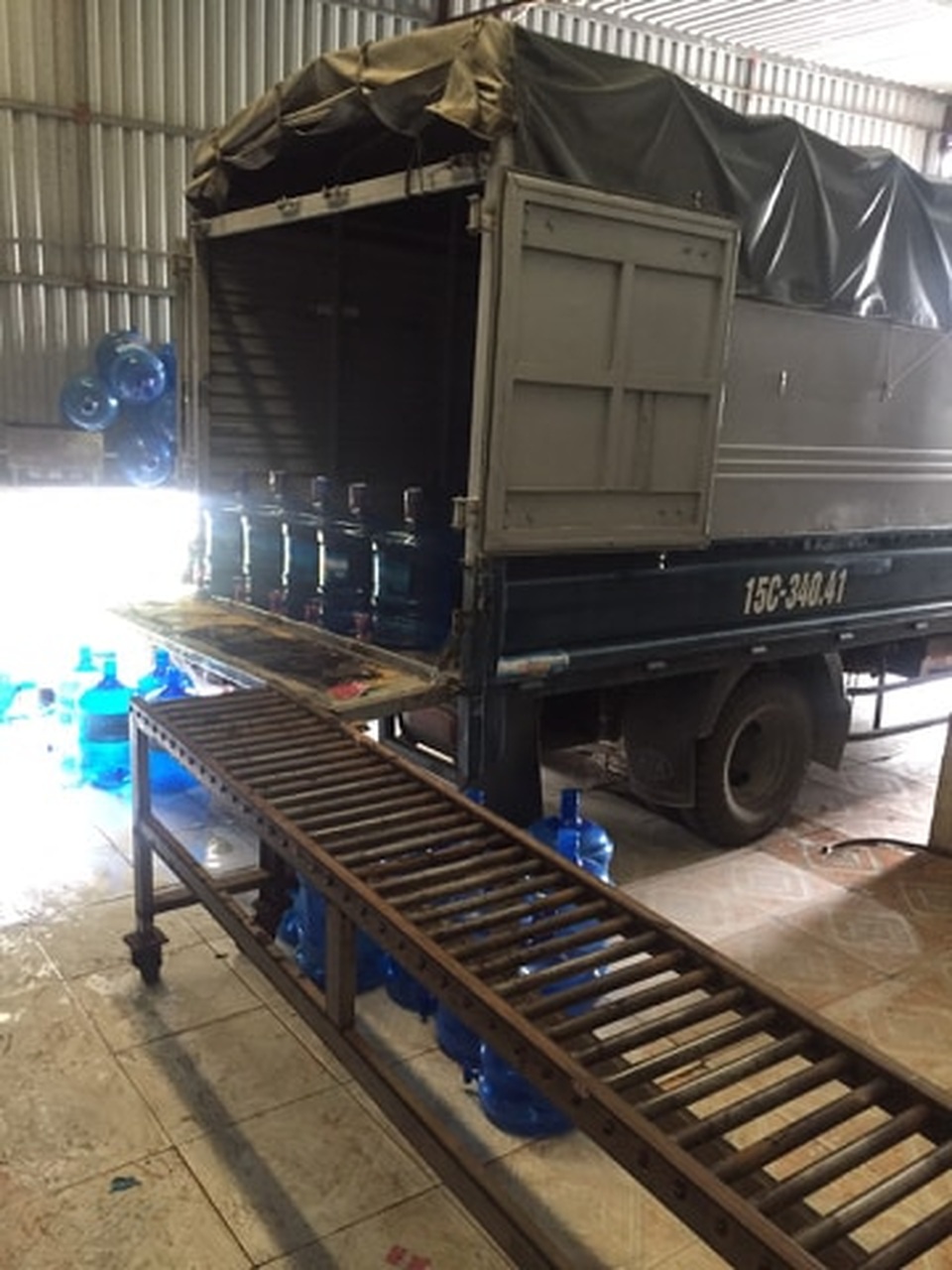 Vụ “hô biến” nước mương thành nước “tinh khiết”: Thu hồi toàn bộ sản phẩm - 2 Vụ “hô biến” nước mương thành nước “tinh khiết”: Thu hồi toàn bộ sản phẩm - 2