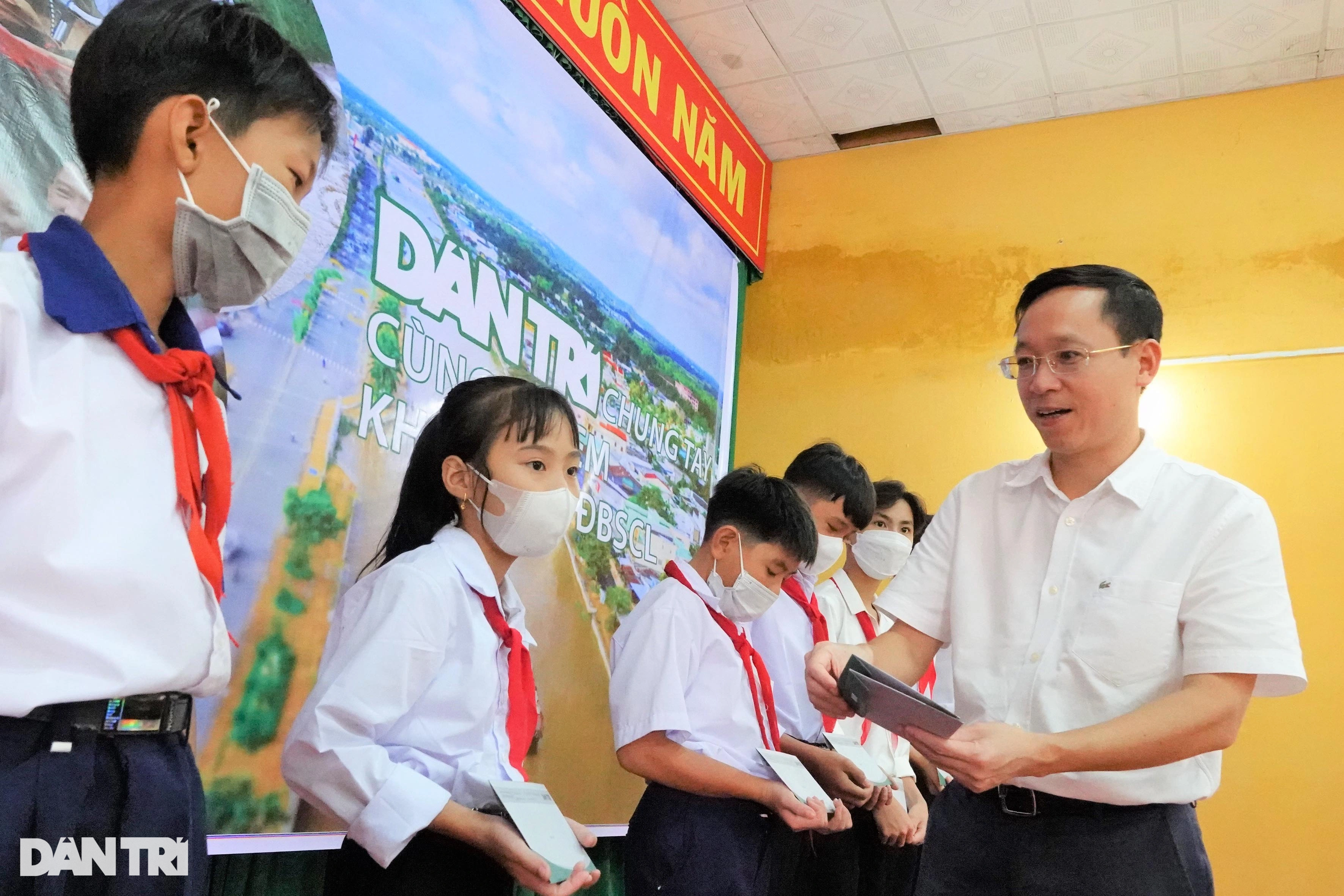 Báo Dân trí tặng 500 thẻ bảo hiểm y tế tới học sinh Hậu Giang - 6 Báo Dân trí tặng 500 thẻ bảo hiểm y tế tới học sinh Hậu Giang - 6