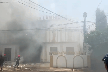 Cháy quán karaoke ở Đắk Lắk, khói bốc cao hàng chục mét