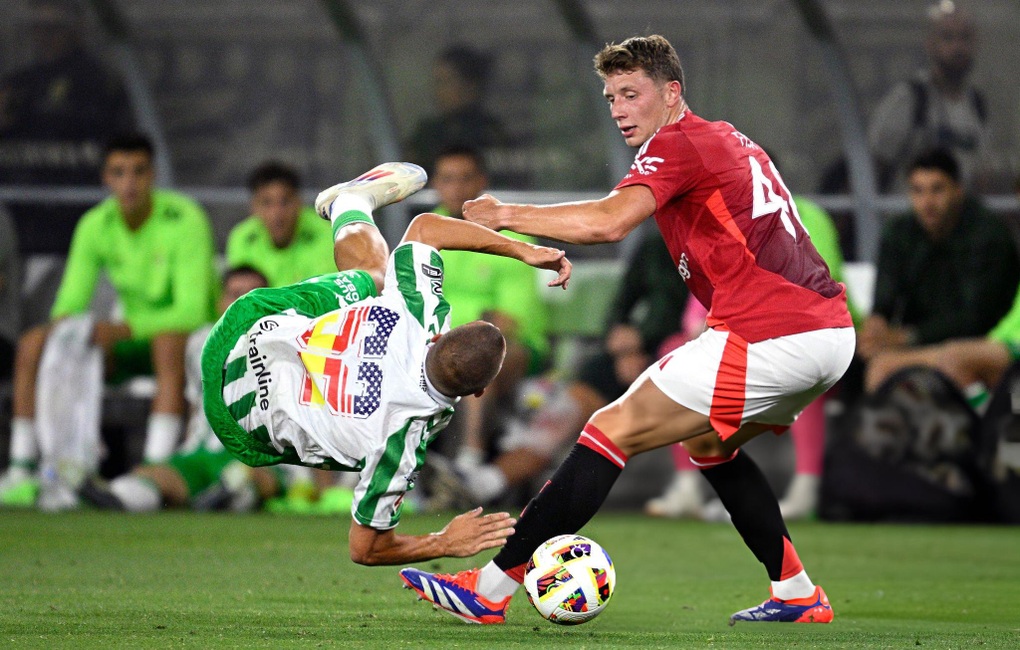 Man Utd come from behind to defeat Betis, Liverpool beat Arsenal - 1