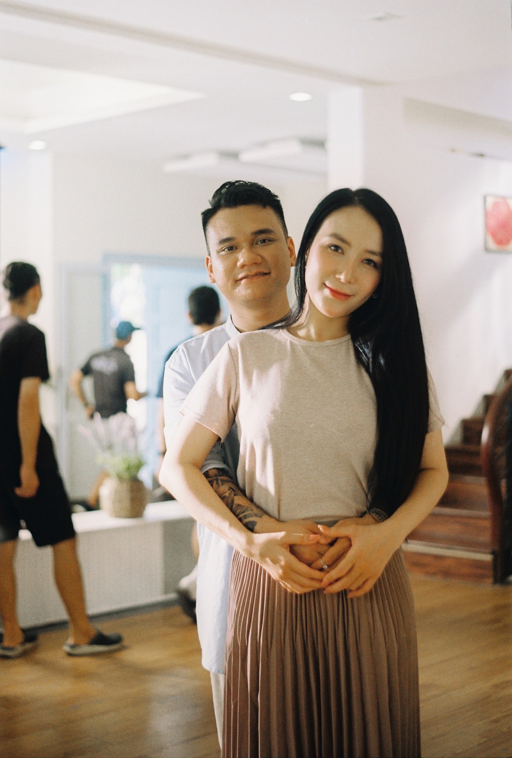 Khắc Việt và bà xã Thảo Bebe tình bể bình trong MV mới - 2 Khắc Việt và bà xã Thảo Bebe tình bể bình trong MV mới - 2