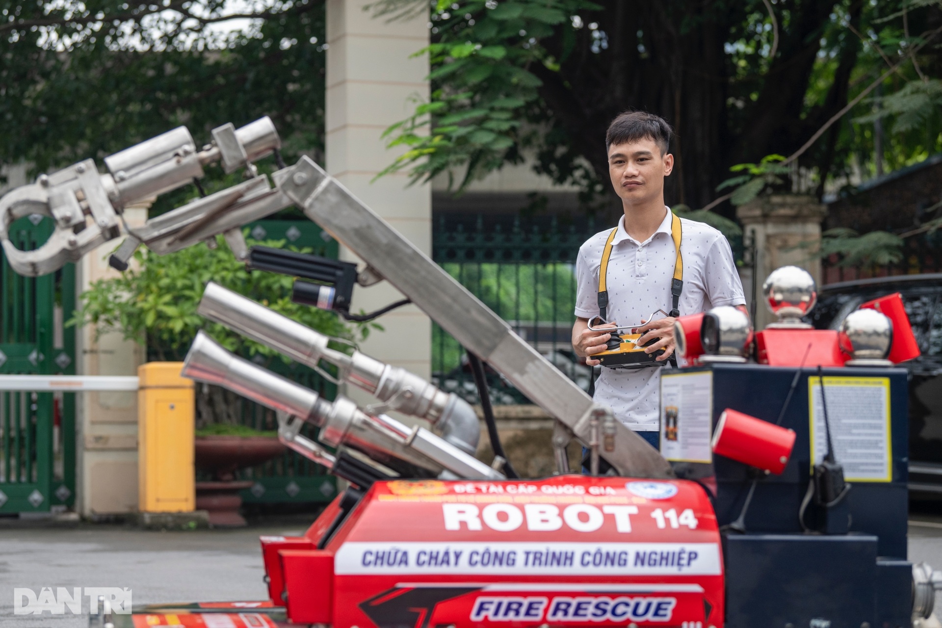 Mãn nhãn robot cứu hỏa Việt Nam trình diễn phun vòi rồng, vượt chướng ngại - 3 Mãn nhãn robot cứu hỏa Việt Nam trình diễn phun vòi rồng, vượt chướng ngại - 3
