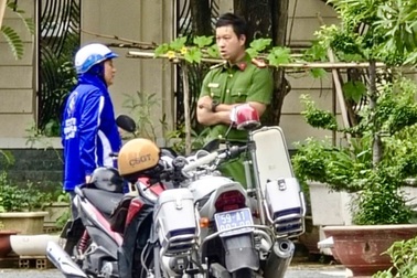 Công an lập biên bản nhóm người giăng lưới đánh cầu lông giữa đường ở TPHCM