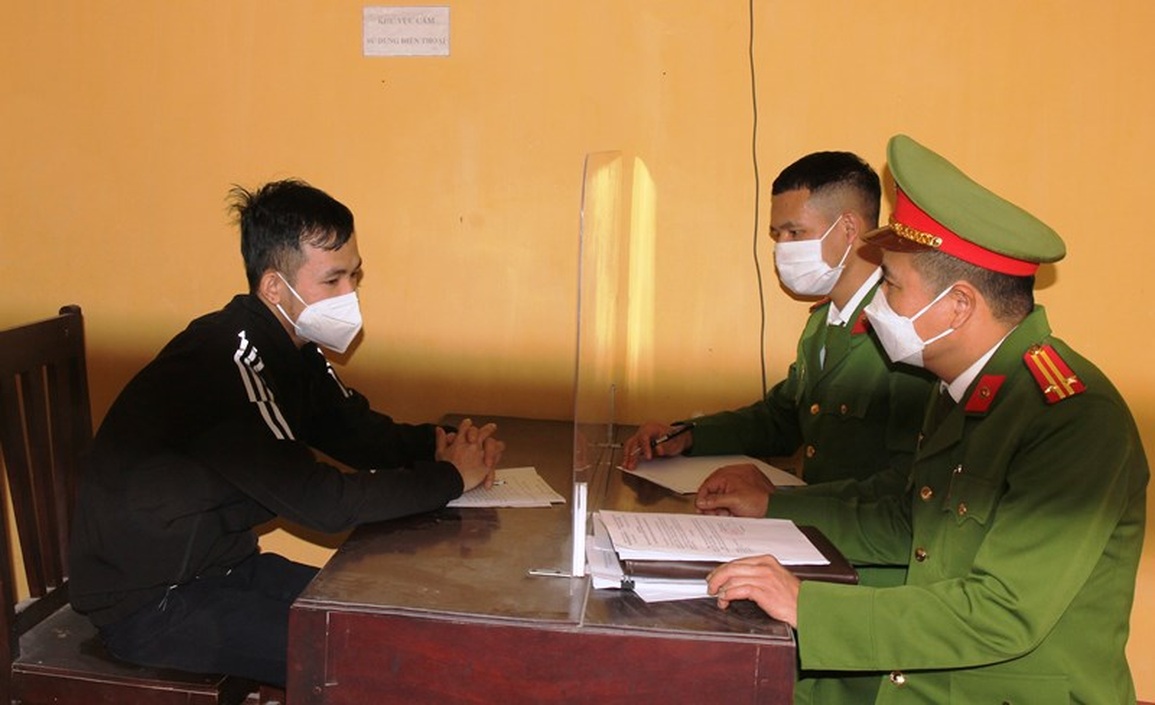 Bắt khẩn cấp đối tượng giả danh công an đe dọa tống tiền F1 - 1 Bắt khẩn cấp đối tượng giả danh công an đe dọa tống tiền F1 - 1