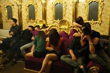 Bắt quả tang phó giám đốc ngân hàng, giáo viên nữ đập đá trong quán karaoke