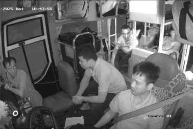 Hành khách tát mạnh vào mặt tài xế khi xe đang lưu thông trên đường