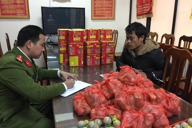 Bắt đối tượng vận chuyển 73kg pháo nổ trái phép